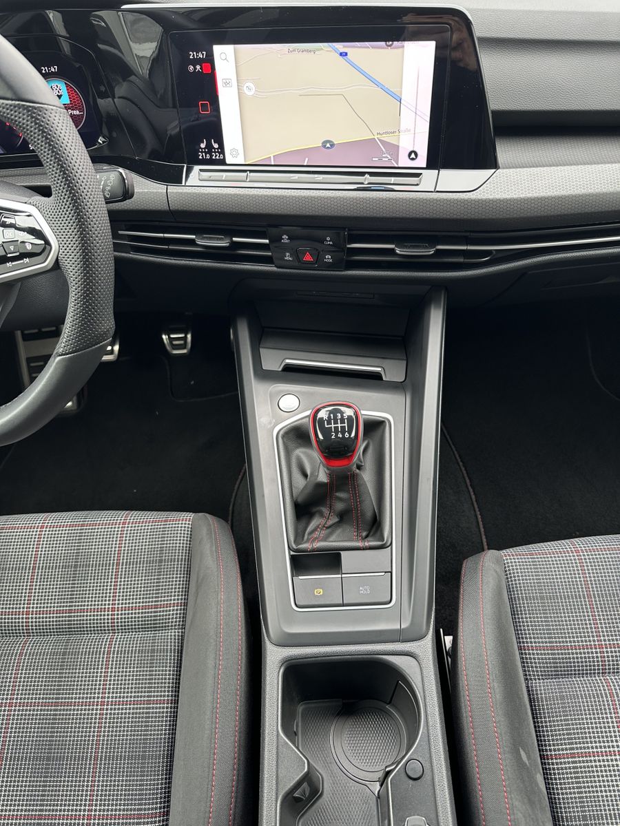 Fahrzeugabbildung Volkswagen Golf VIII GTI NAV+IQ-LIGHT+AHK+DCC+19ZO+H&K+1HD