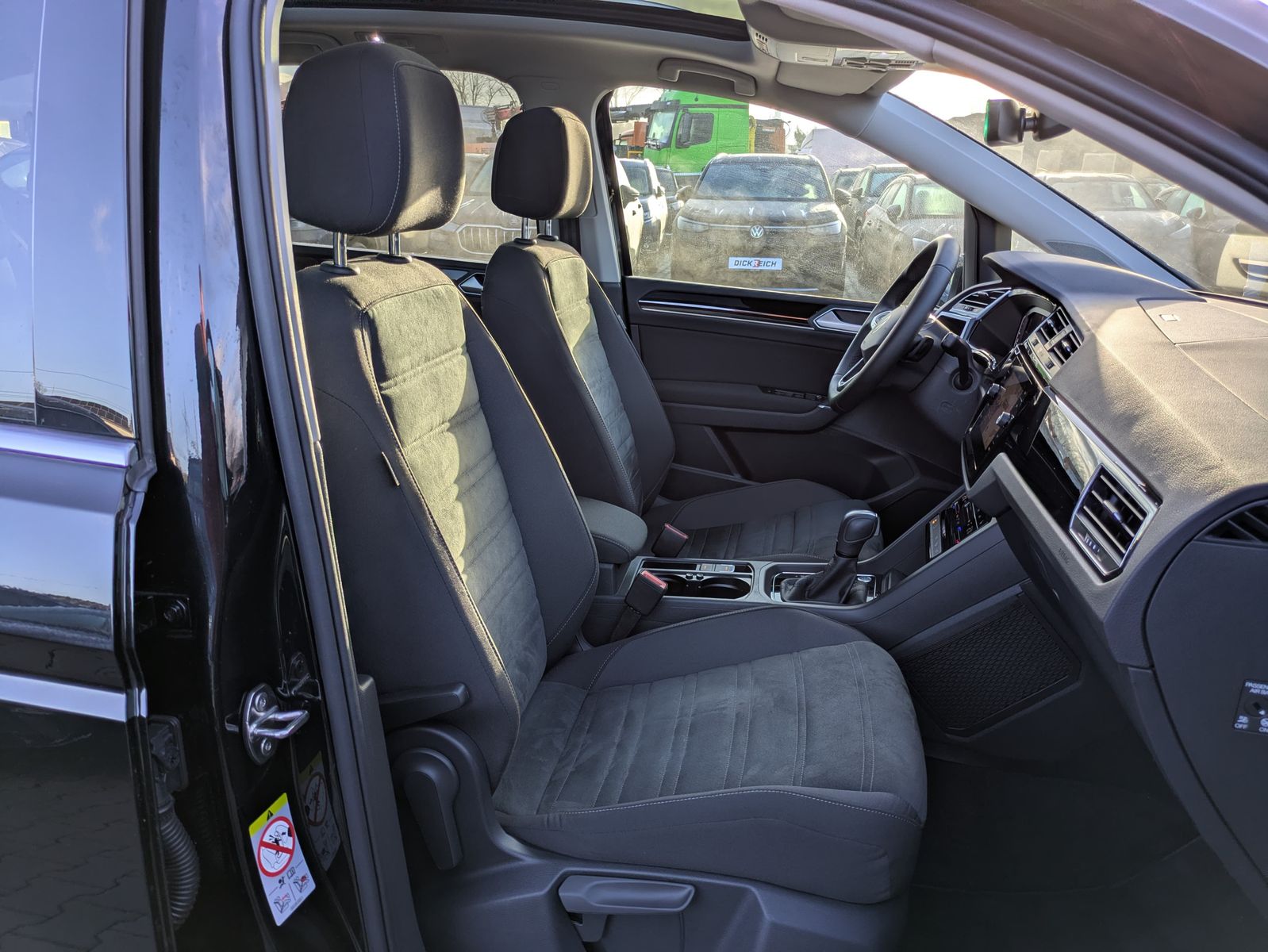Fahrzeugabbildung Volkswagen Touran 2.0 DSG R-Line High. Pano 7-Si IQ.Dri AHK