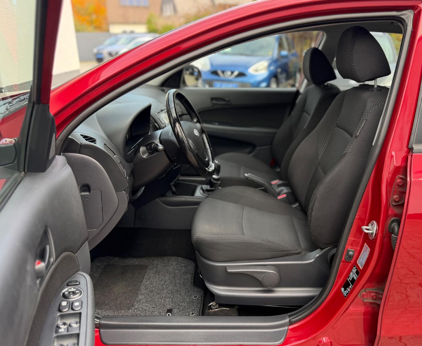 Hyundai i30 2011 — photo 10