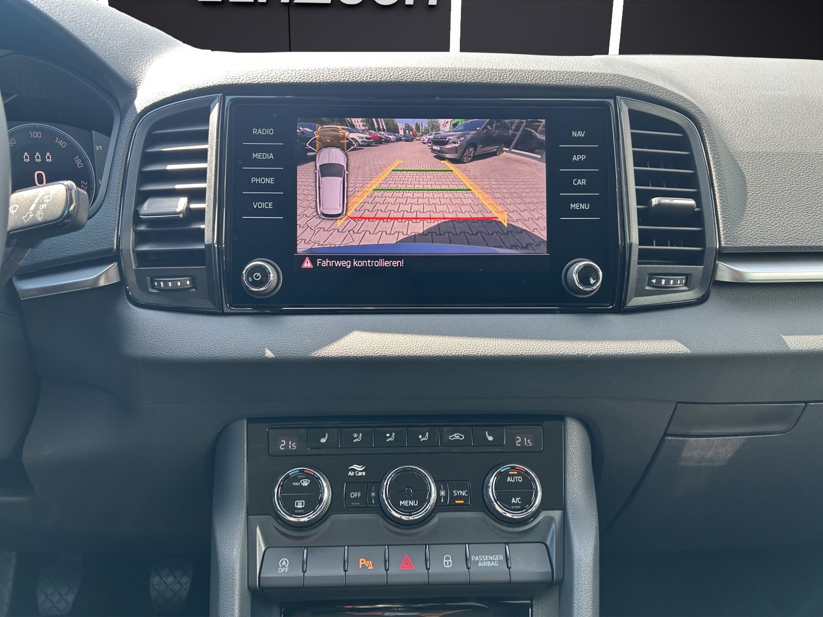 Fahrzeugabbildung SKODA Karoq 1.5 TSI Balance 3J ASG ACC MATRIX AHK RFK