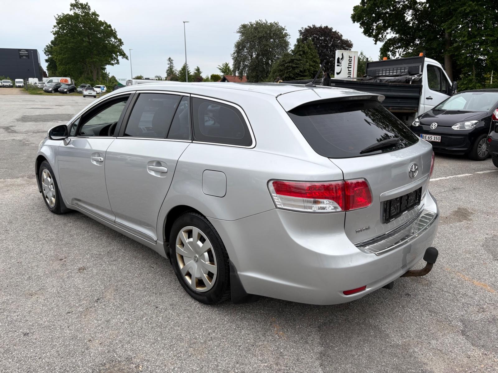 Toyota Avensis 2011 — engine