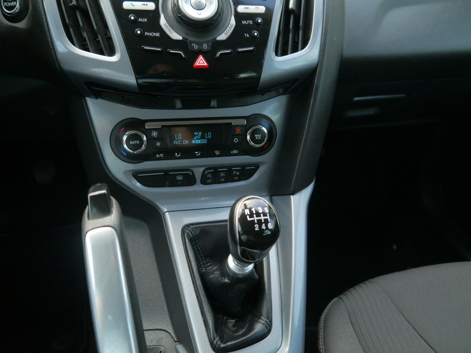 Ford Focus 2011 — photo 8