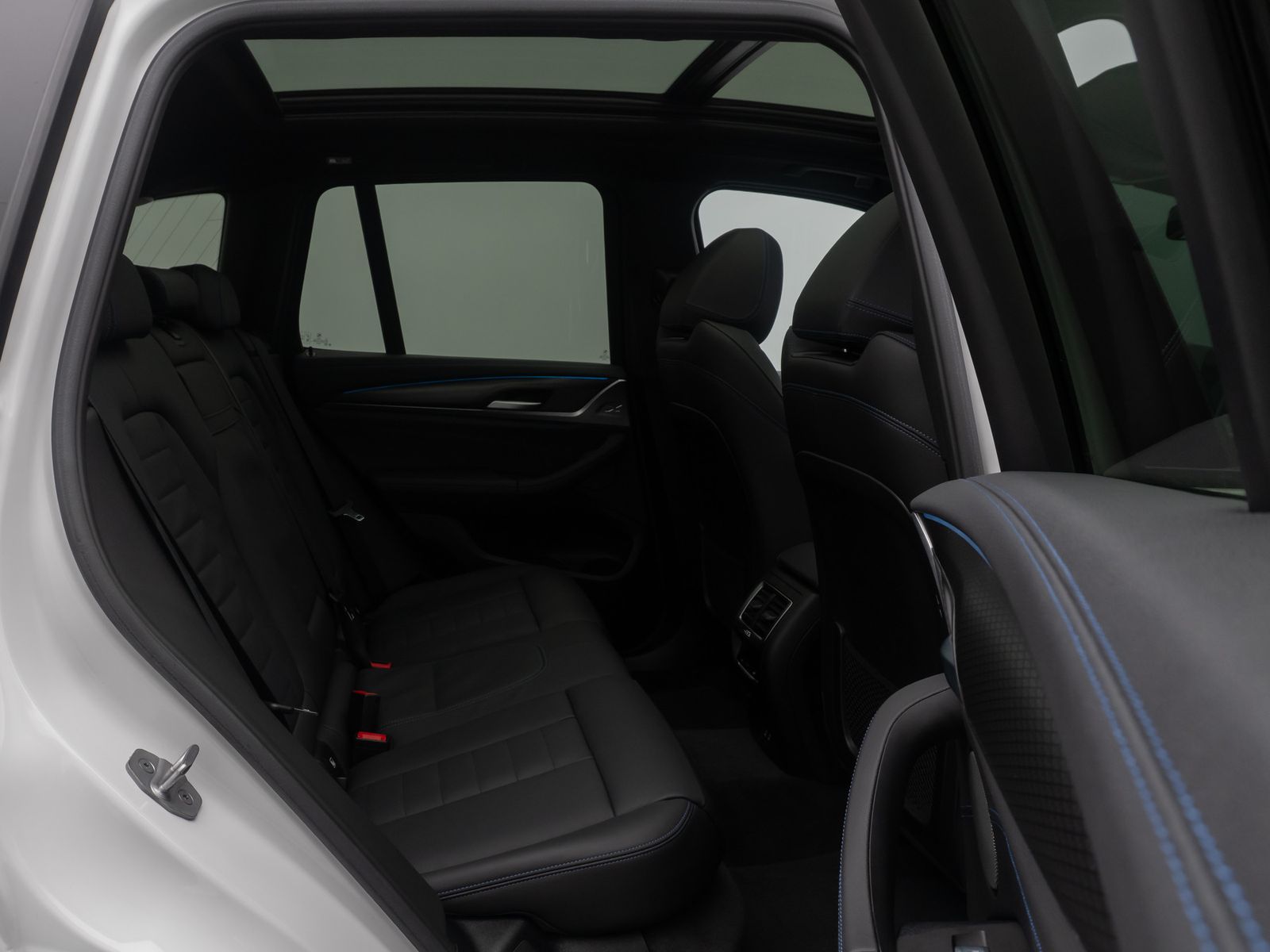 Fahrzeugabbildung BMW iX3 Impressive ACC 360°HUD AHK DAB Panorama H/K