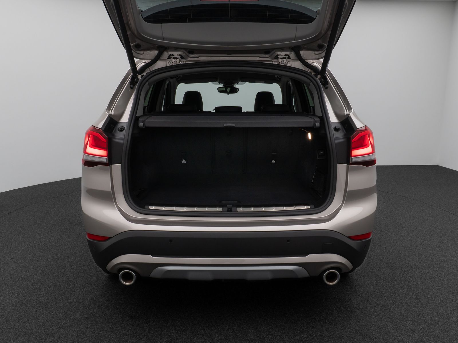 Fahrzeugabbildung BMW X1 sD20i xLine Kamera HUD DAB HiFi AHK Sport 18"