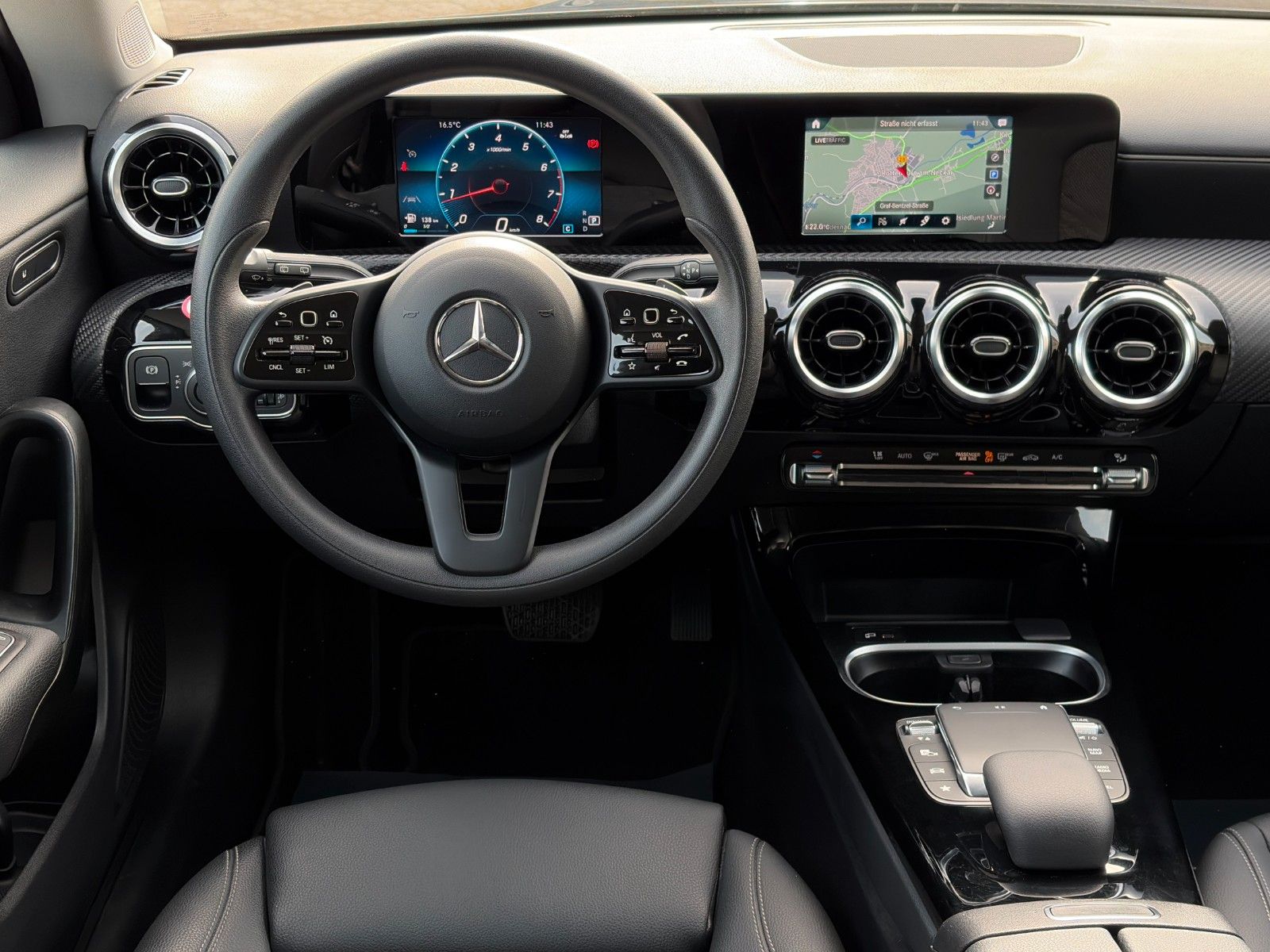 Fahrzeugabbildung Mercedes-Benz CLA 180 Shooting Brake TEMP CarPlay PDC SHZ