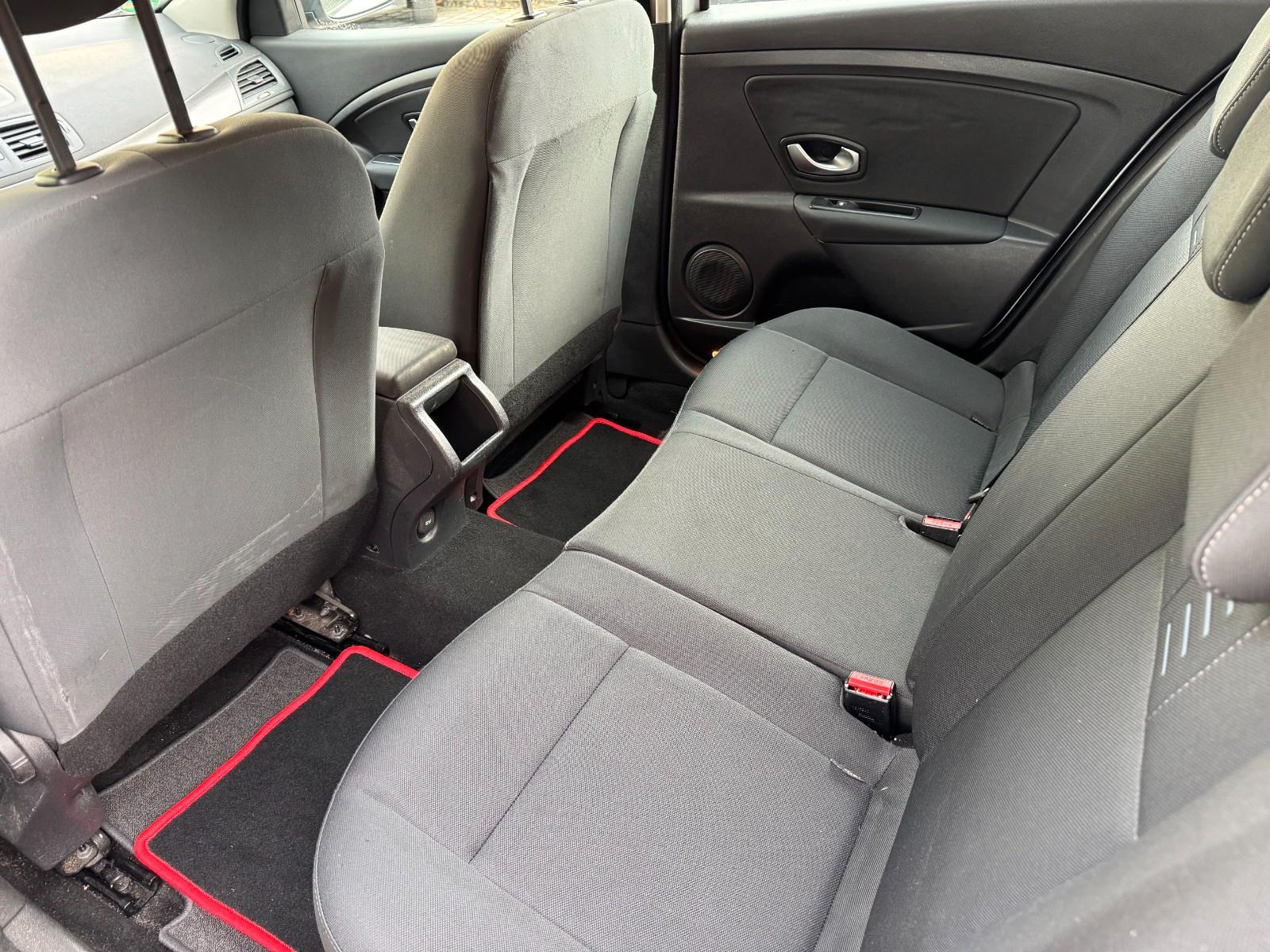 Renault Megane 2011 — photo 13
