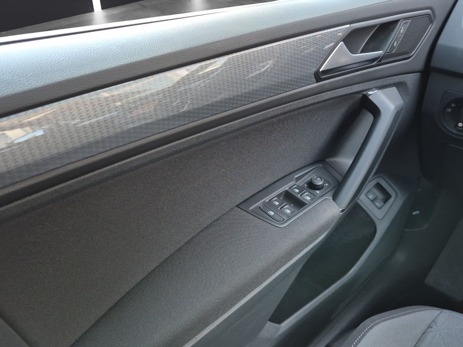 Fahrzeugabbildung Volkswagen Tiguan eHybrid Life DSG Matrix AHK Navi AID ACC