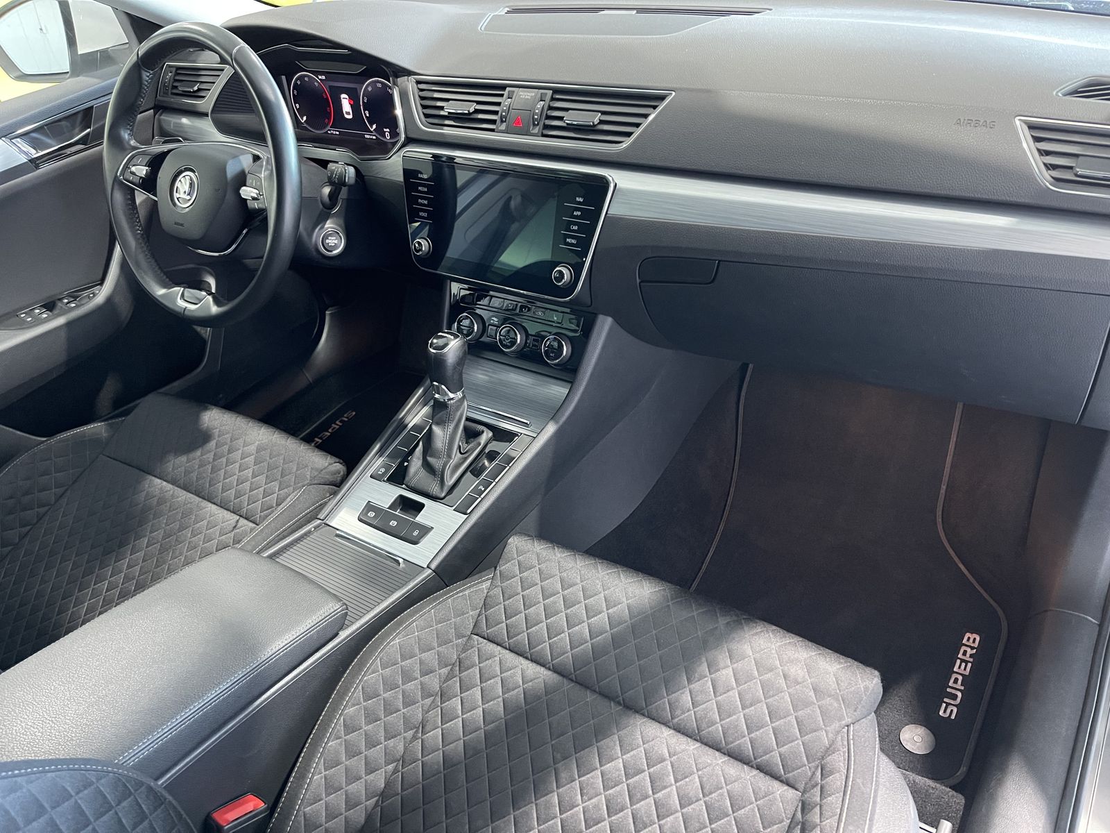 Fahrzeugabbildung SKODA Superb Ambition 2.0 TDI*AHK*LED*Cam*Navi*