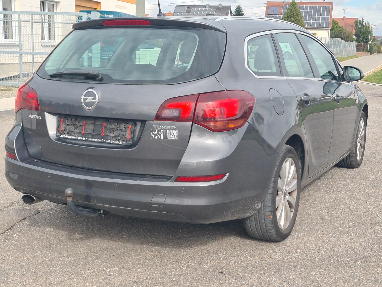 Opel Astra 2011 — photo 8