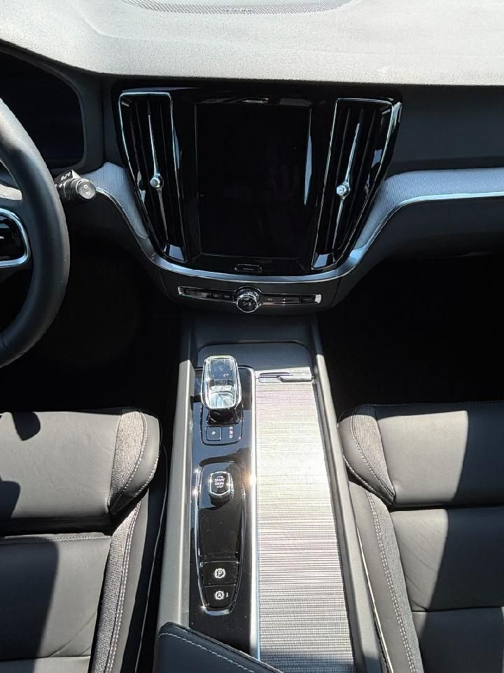 Fahrzeugabbildung Volvo V60 Kombi Plus Dark  LED DAB WiPa Harman Kardon