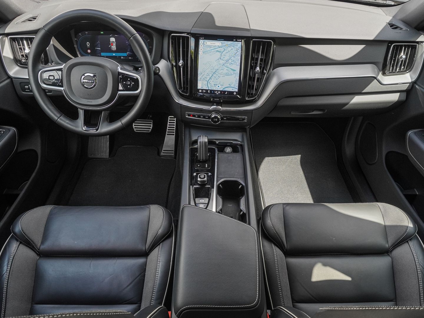Volvo XC60 R Design AWD AHK Navi Leder Digitales Cockp foto 9