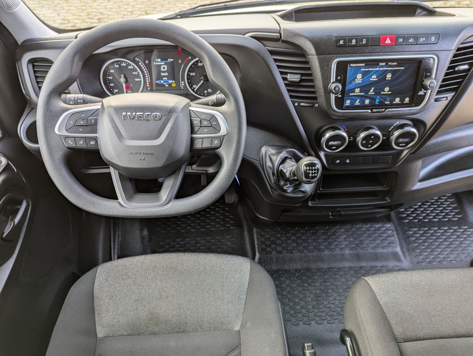 Fahrzeugabbildung Iveco Daily 35S18V4100L 3.0L Dach/Holzboden Kamera Kli
