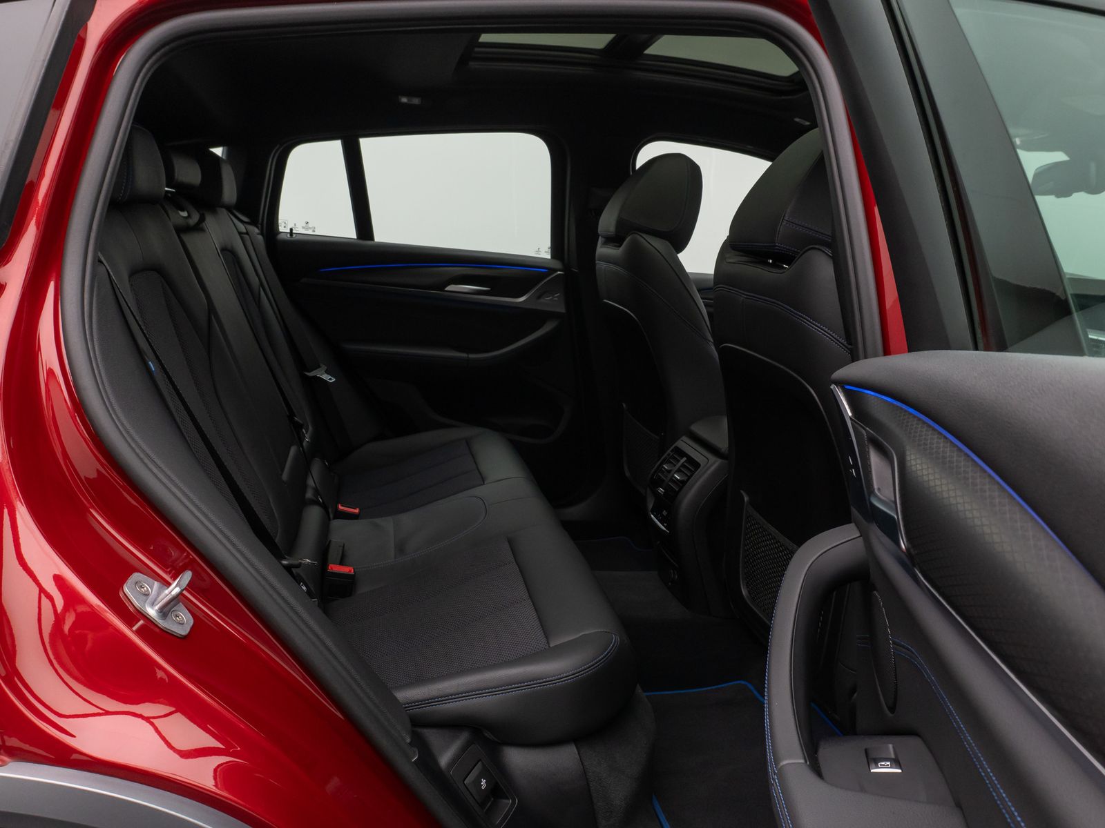 Fahrzeugabbildung BMW X4 xD20d M Sport X Panorama HUD HiFi Komfort 20"