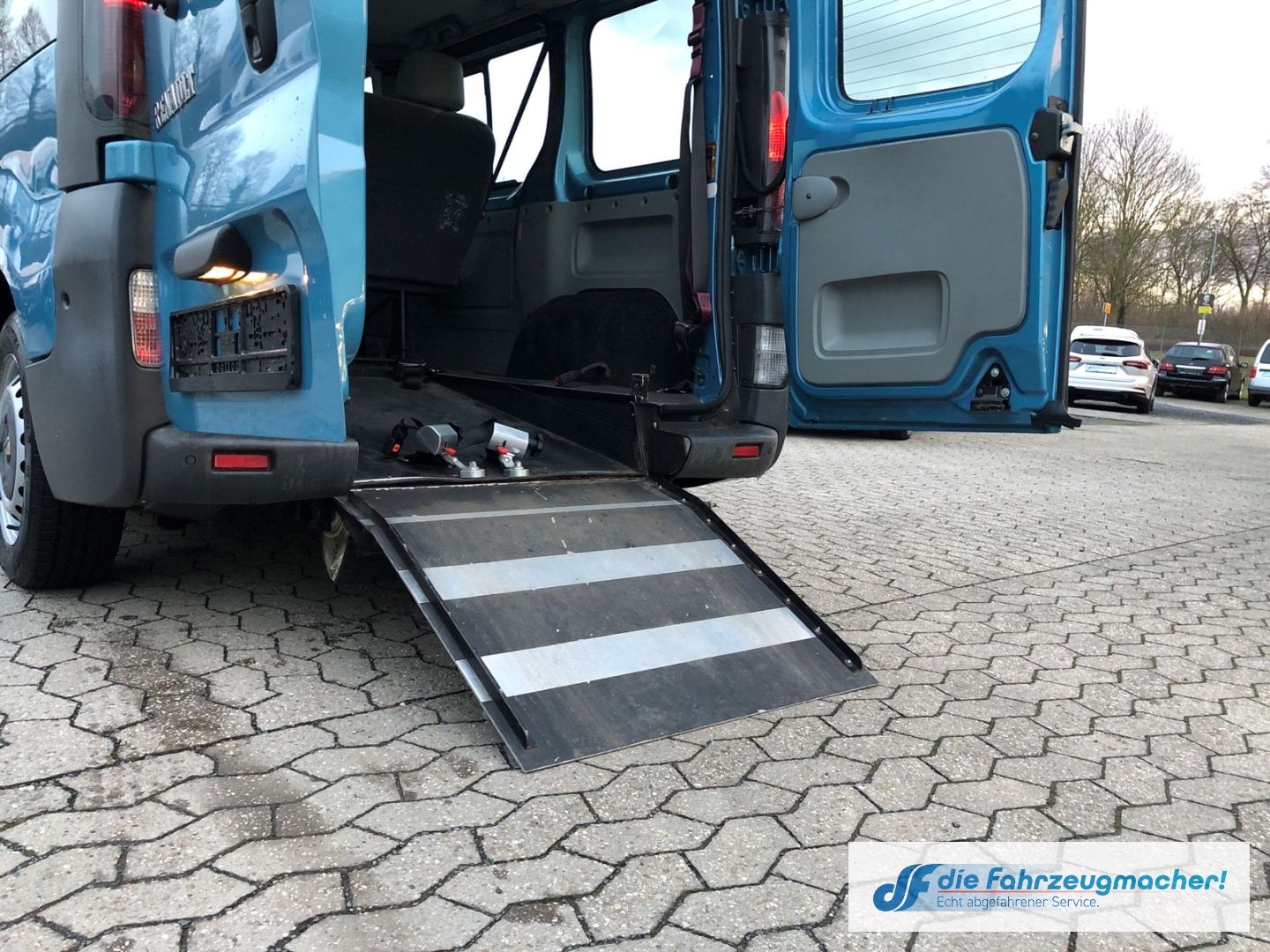 Fahrzeugabbildung Renault Trafic Combi Behindertengerecht Rampe Export TÜV