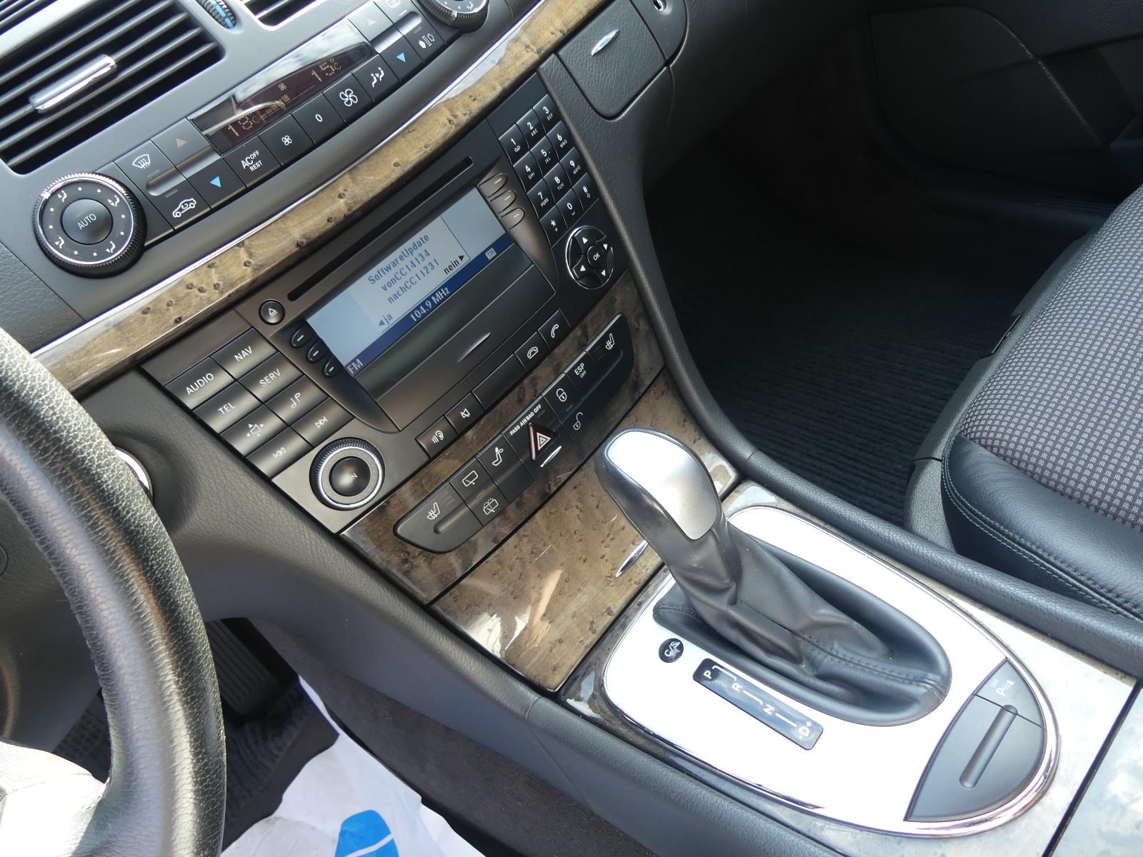 Mercedes-Benz E200 2004 — photo 20