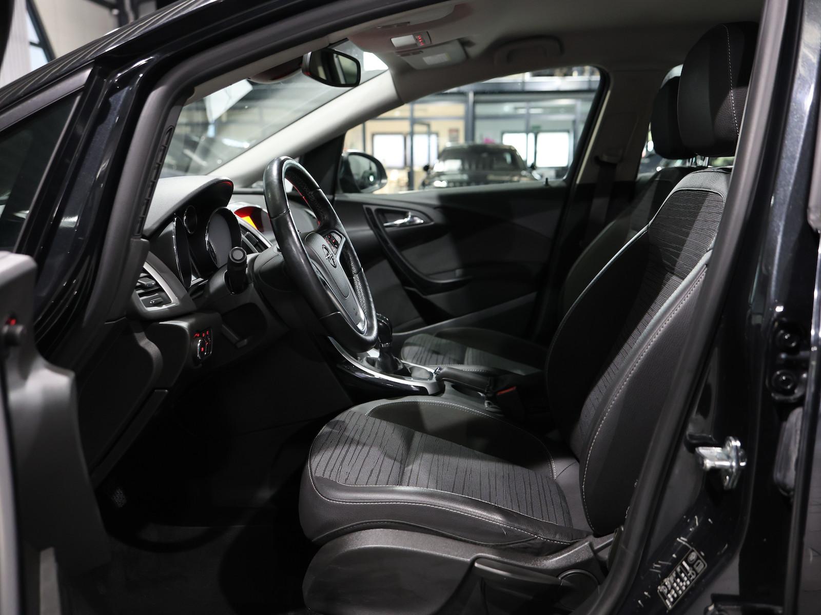 Opel Astra J 1.6 STYLE / LEDER / TEMPOMAT / PDC / SHZ