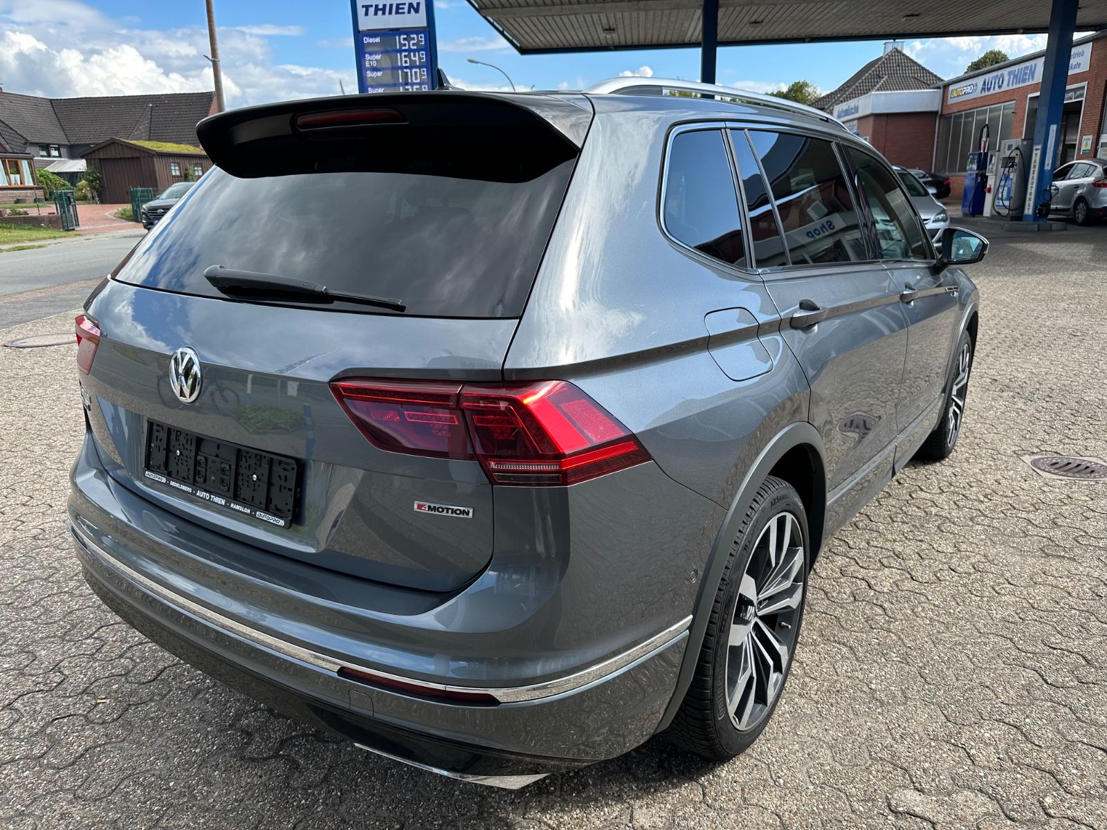 Fahrzeugabbildung Volkswagen Tiguan Allspace 2.0 TDI 4M R-Line AHK/Pano/LED