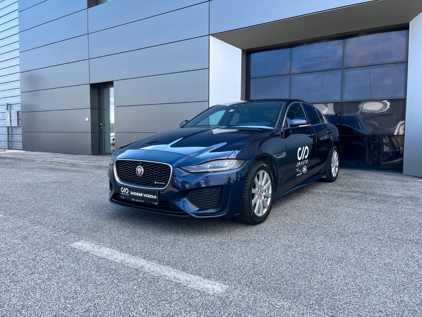 JAGUAR XE