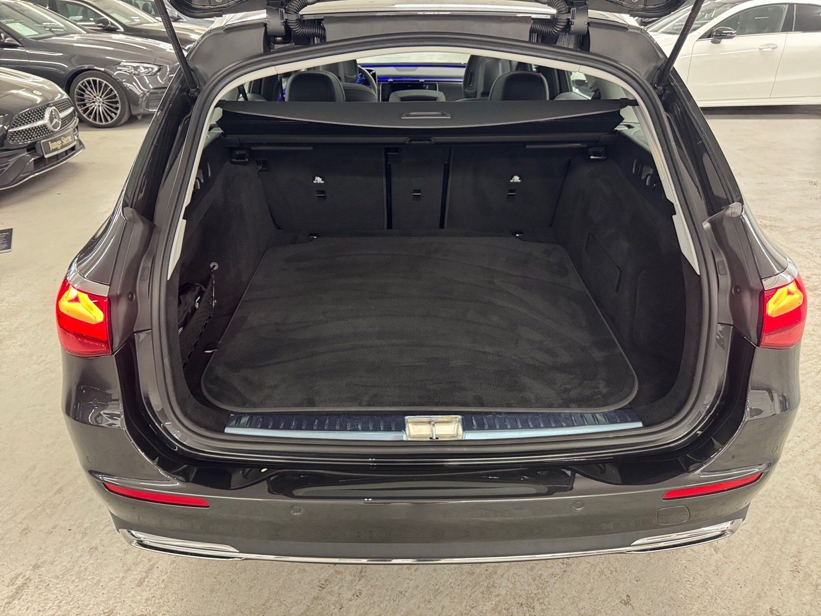 Fahrzeugabbildung Mercedes-Benz E 220 T d AVANTGARDE*Pano*AHK*Distronic*Totwink*