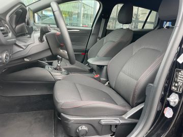 Fahrzeugabbildung Ford Focus ST-Line  LED, elek. Heckkl., Abstandstemp.