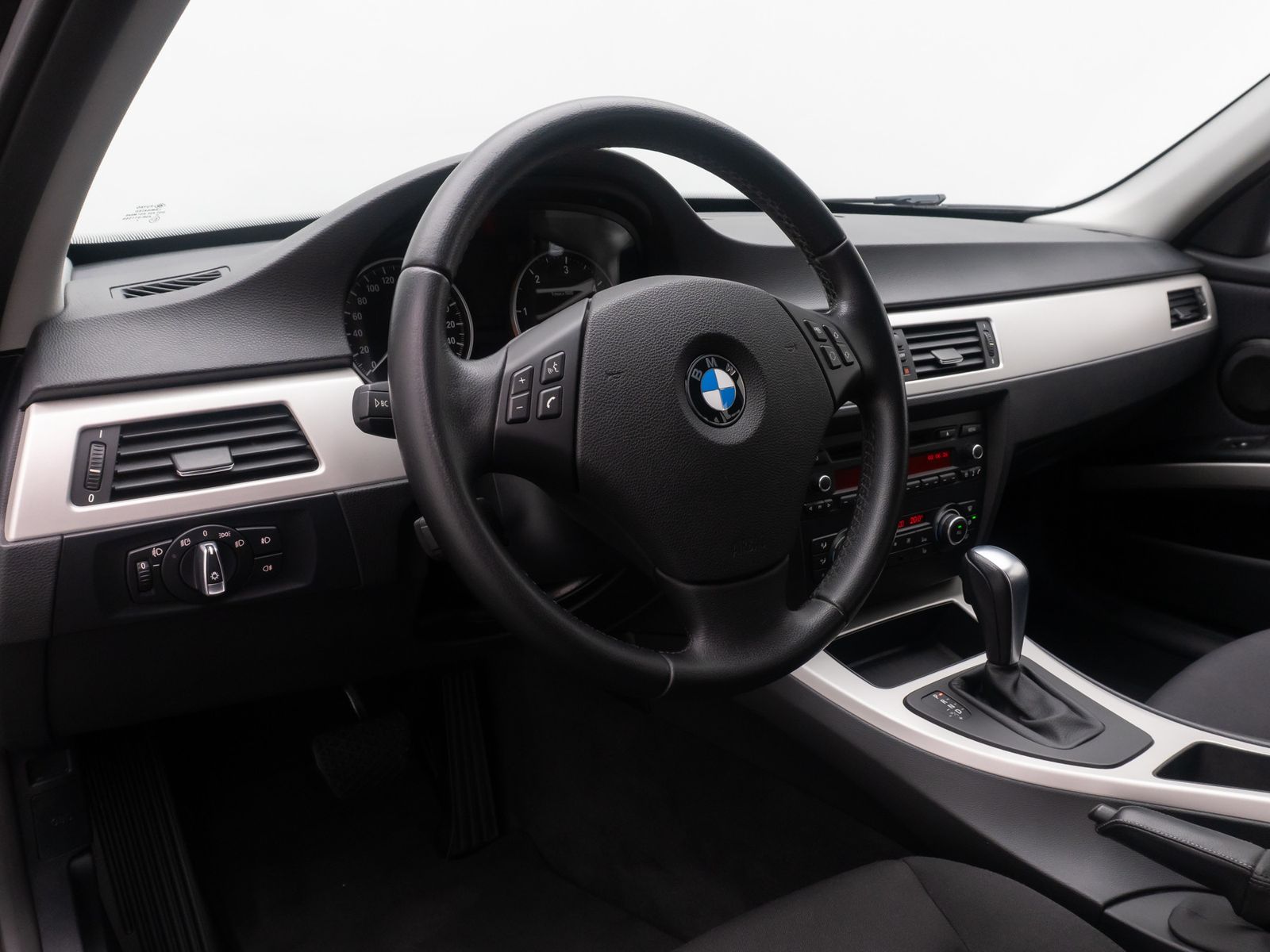 Fahrzeugabbildung BMW 318d GeschwindigReg KlimaAut PDC AHK Nebelschein