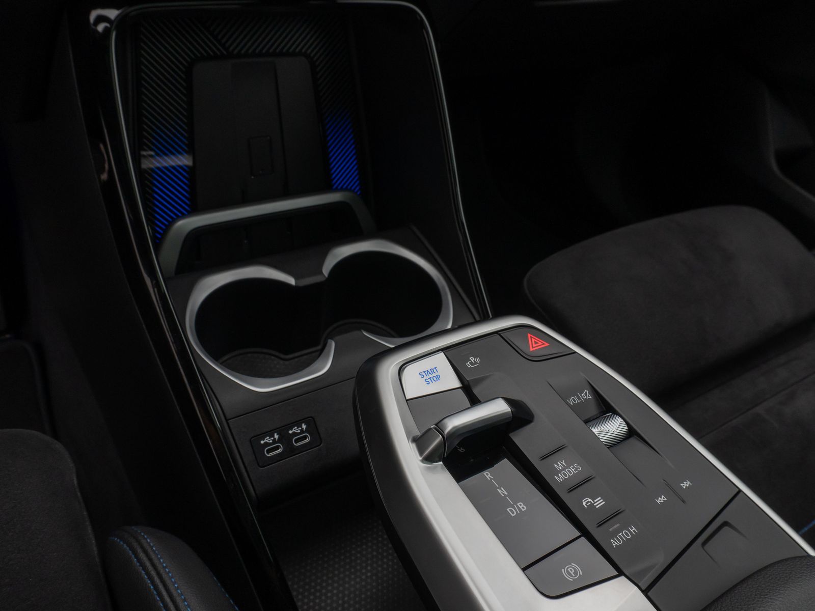 Fahrzeugabbildung BMW iX1 xD30 M Sport DAB Panorama Kamera Komfort 19"