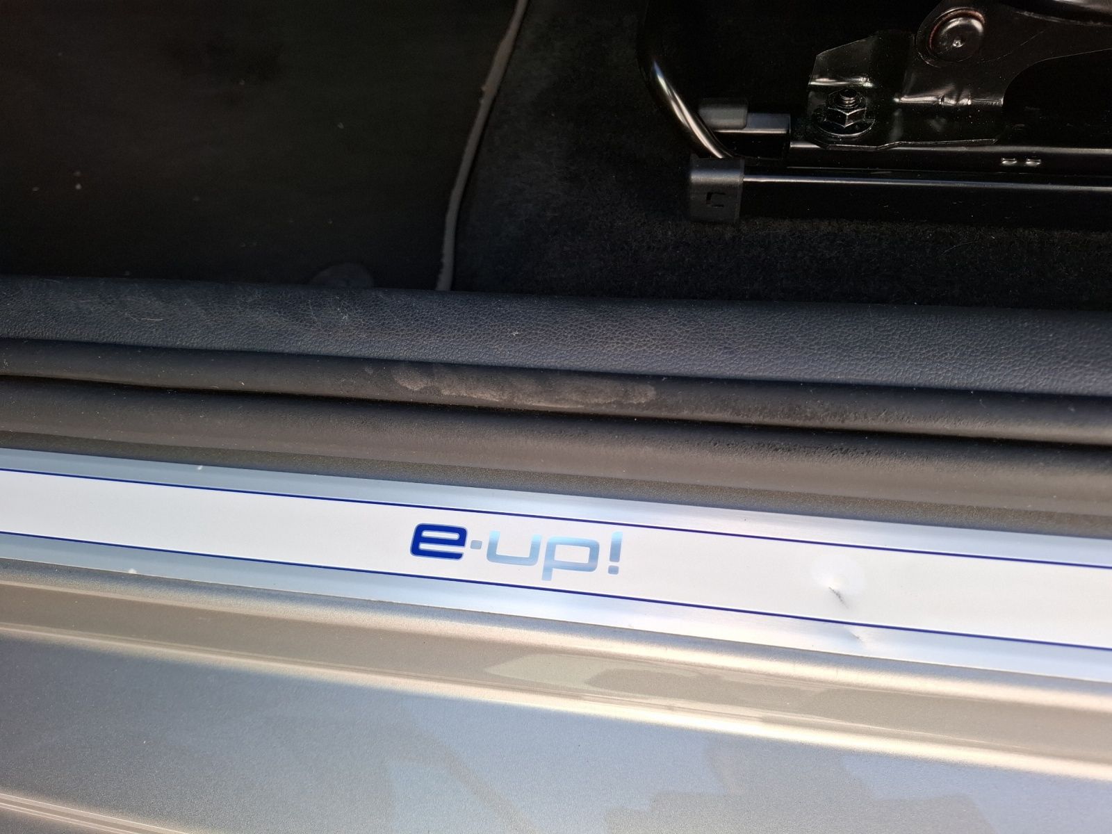 Fahrzeugabbildung Volkswagen e-up! Max Climatronic GRA RFK DAB SH LM