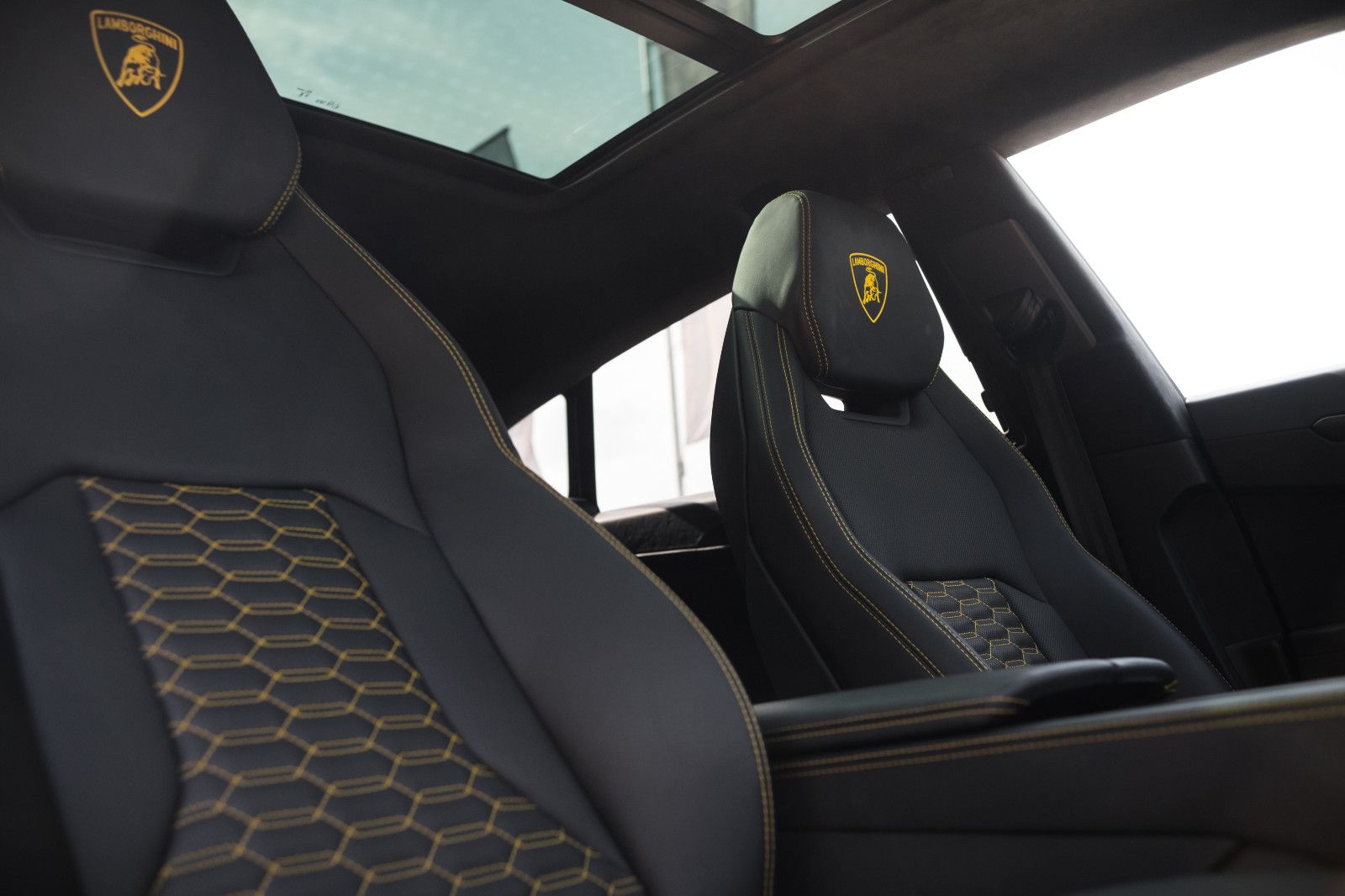 Fahrzeugabbildung Lamborghini Urus S - Carbon, 4-Sitz, B & O, HUD, Pano-Dach