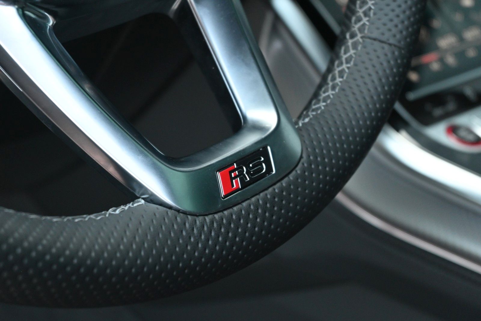 Fahrzeugabbildung Audi RSQ8 RS Q8 TFSI QUATTRO *B&O*PANO*23"Mietkauf