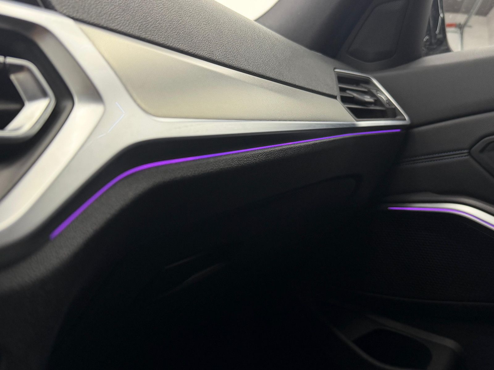 Fahrzeugabbildung BMW 330i xDrive M-SPORT/LIVE COC/HiFi/DEUTSCH