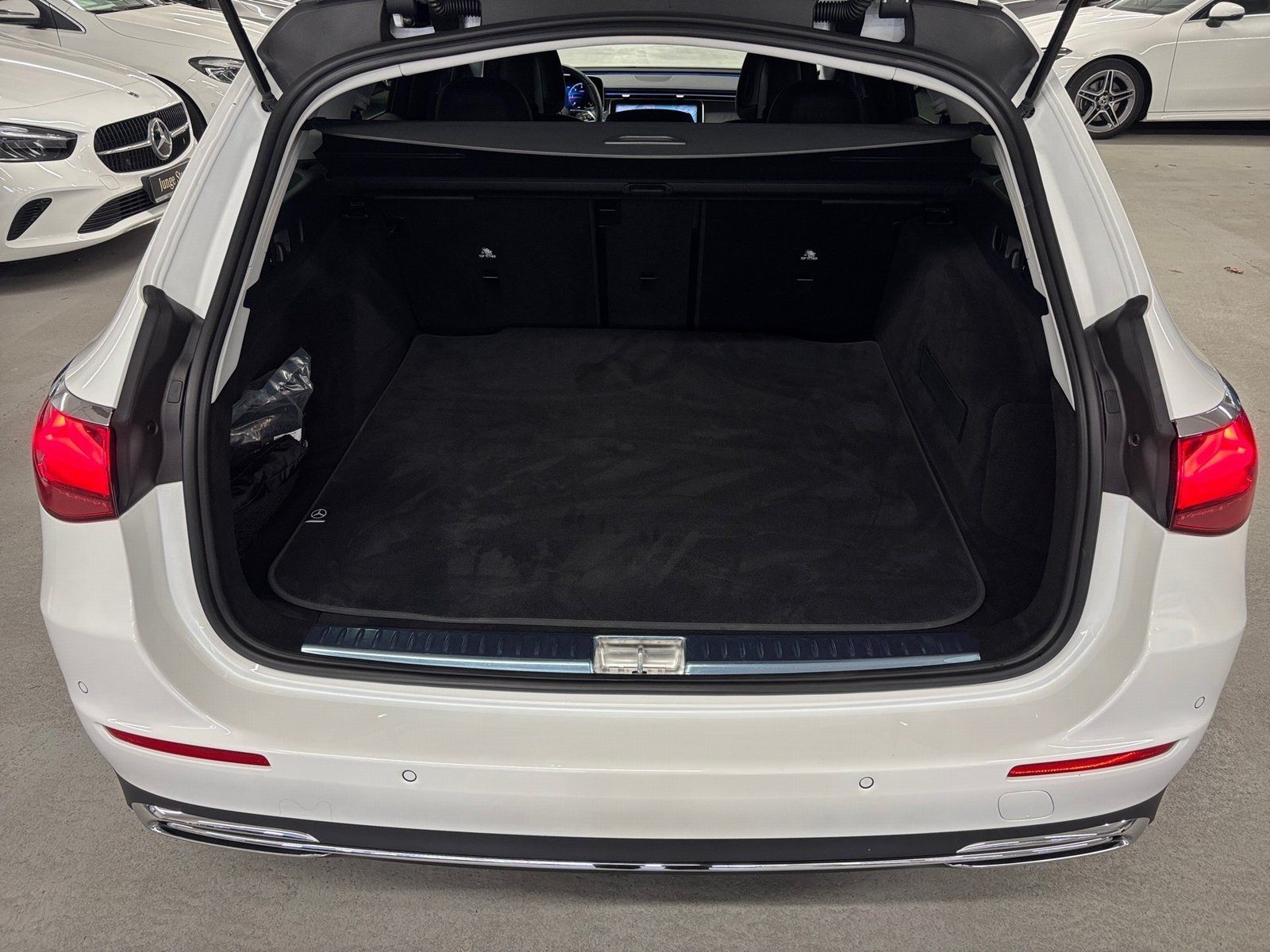 Fahrzeugabbildung Mercedes-Benz E 220 T d Avantgarde*AHK*Distronic*Totwinke*LED*