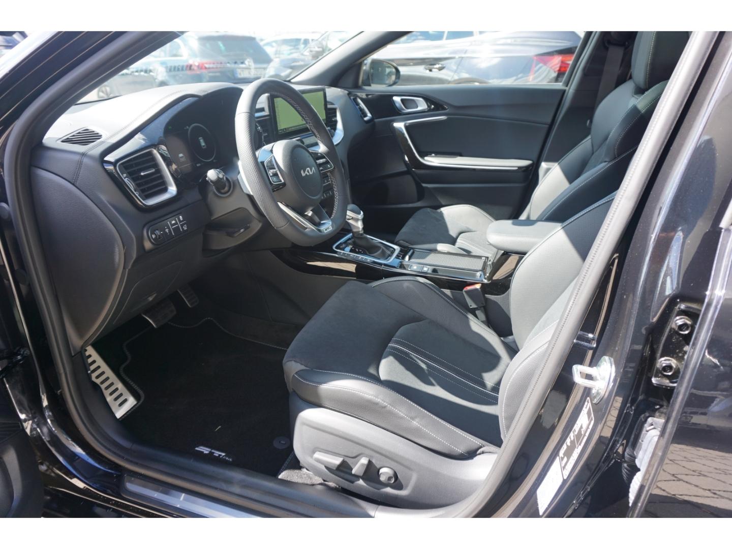 Kia Ceed_sw 1.5T 140 GT Line DCT7 Pano AHK Navi LED 