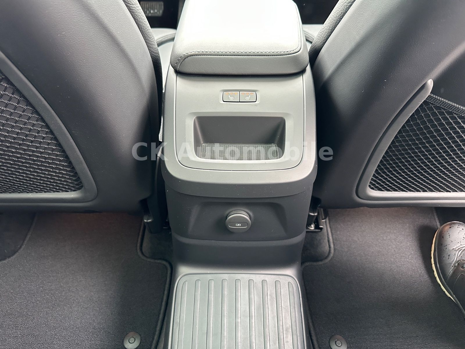 Fahrzeugabbildung Volvo XC60 T6 AWD Recharge Plus Dark/Pano/BLIS/AHK