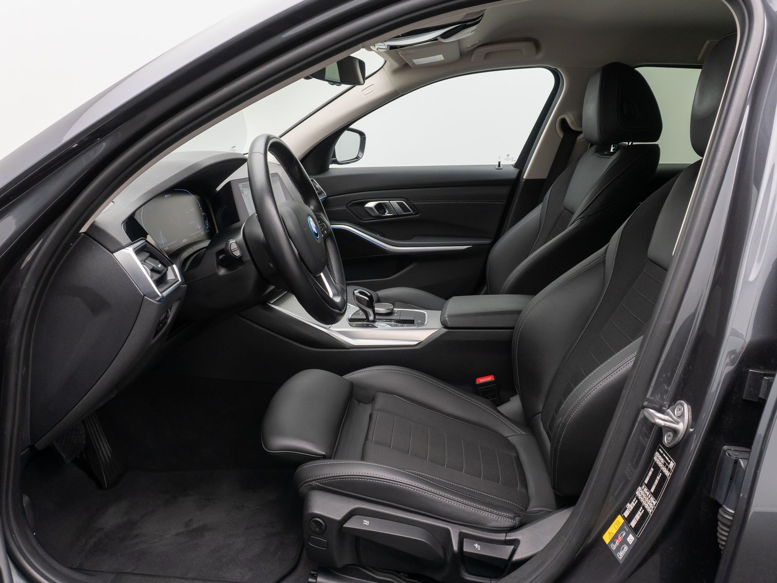 Fahrzeugabbildung BMW 330e xD Sport Line DAB Kamera AHK Alarm 18Zoll