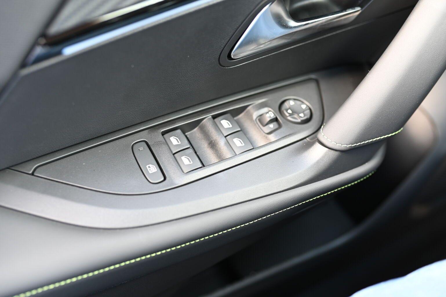 Peugeot 2008 GT Hybrid 145 e-DSC6 Alcantara-Paket*Grip