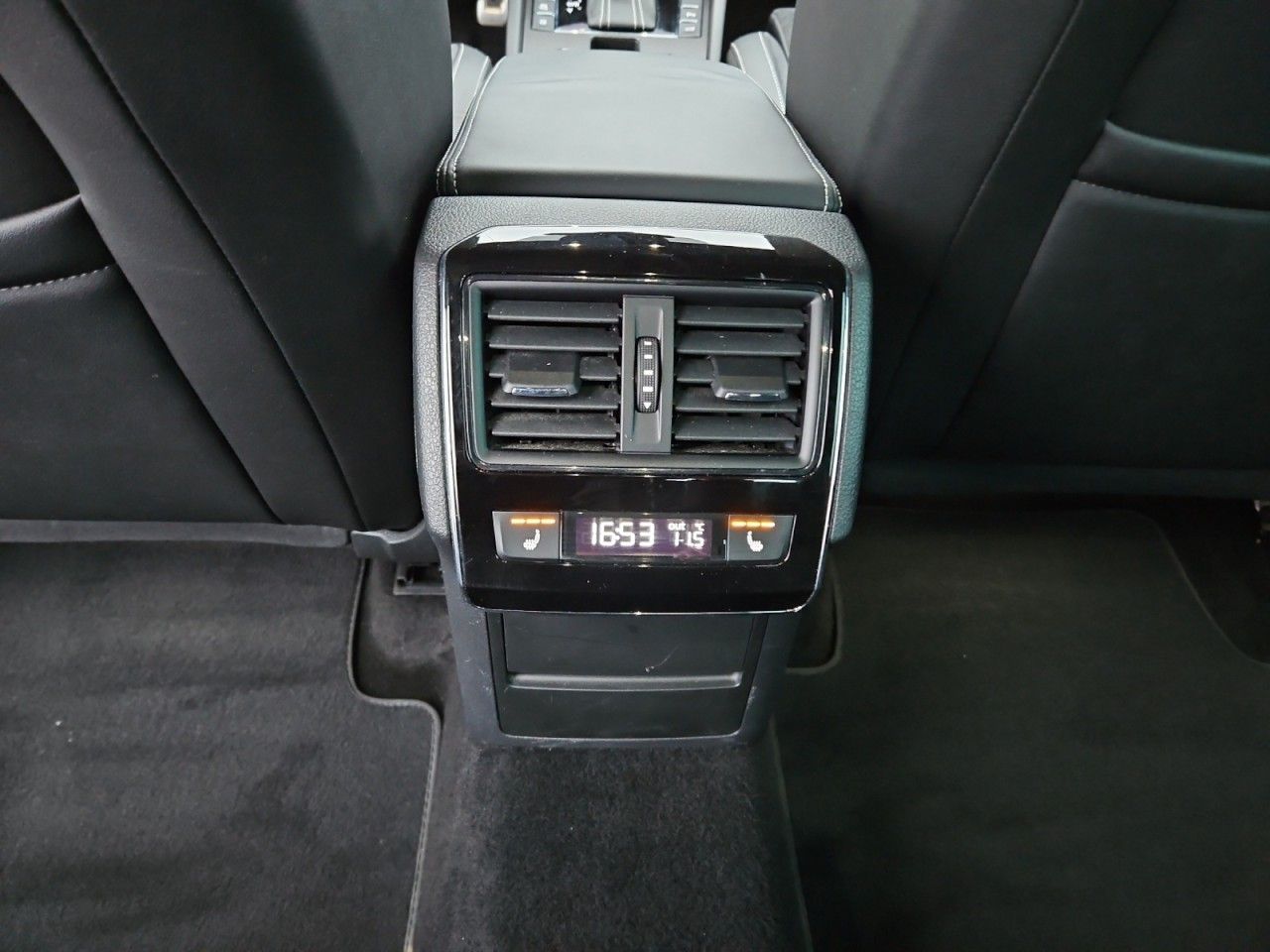 Fahrzeugabbildung SKODA Superb Sportline iV AHK NAVI Standheizung
