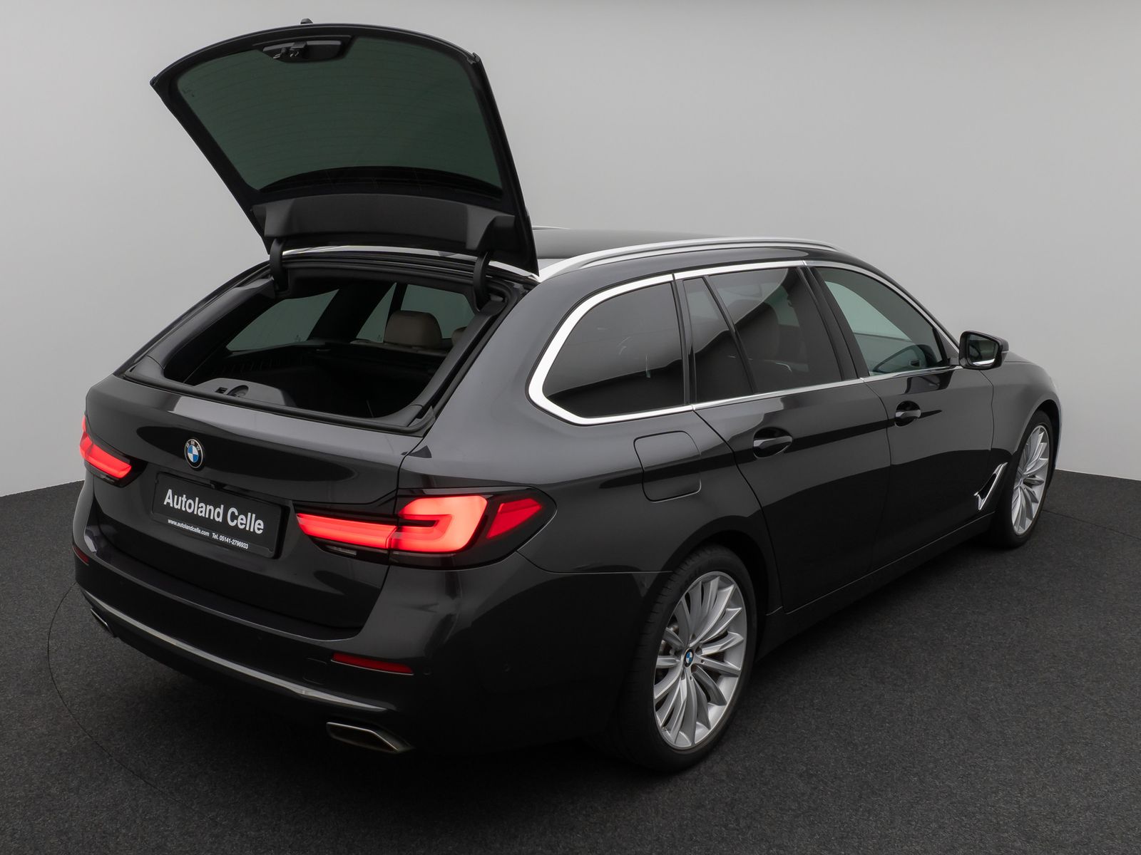Fahrzeugabbildung BMW 530d LuxuryLine Laser HUD DAB HiFi DisKey 19Zoll