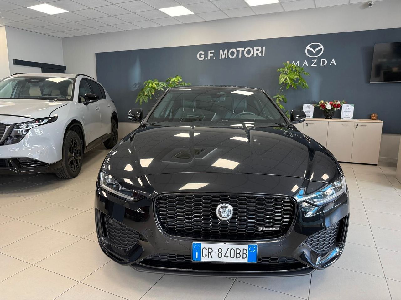 Jaguar XE 2.0 D 204 CV aut. R-Dynamic SE imagem 3