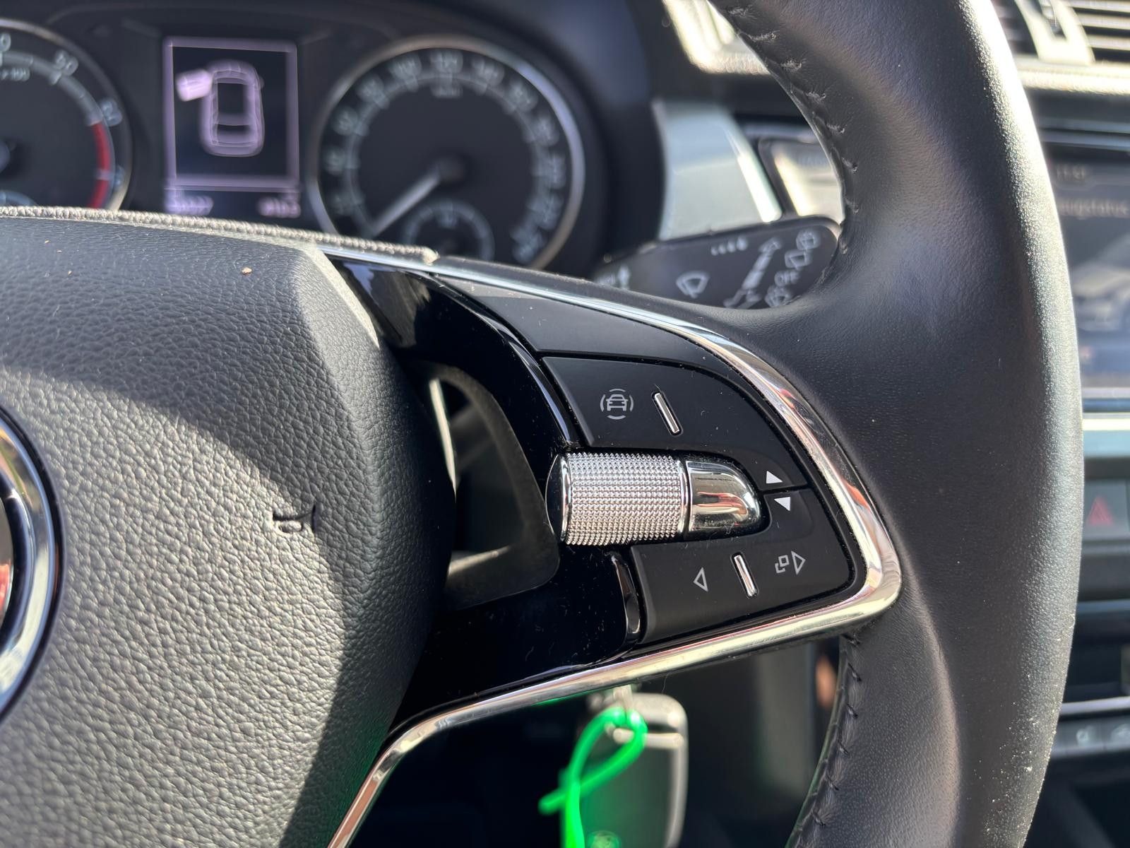 Fahrzeugabbildung SKODA Fabia Combi DSG BUSINESS-NAV-PDC-SHZ-APPS-TEMP