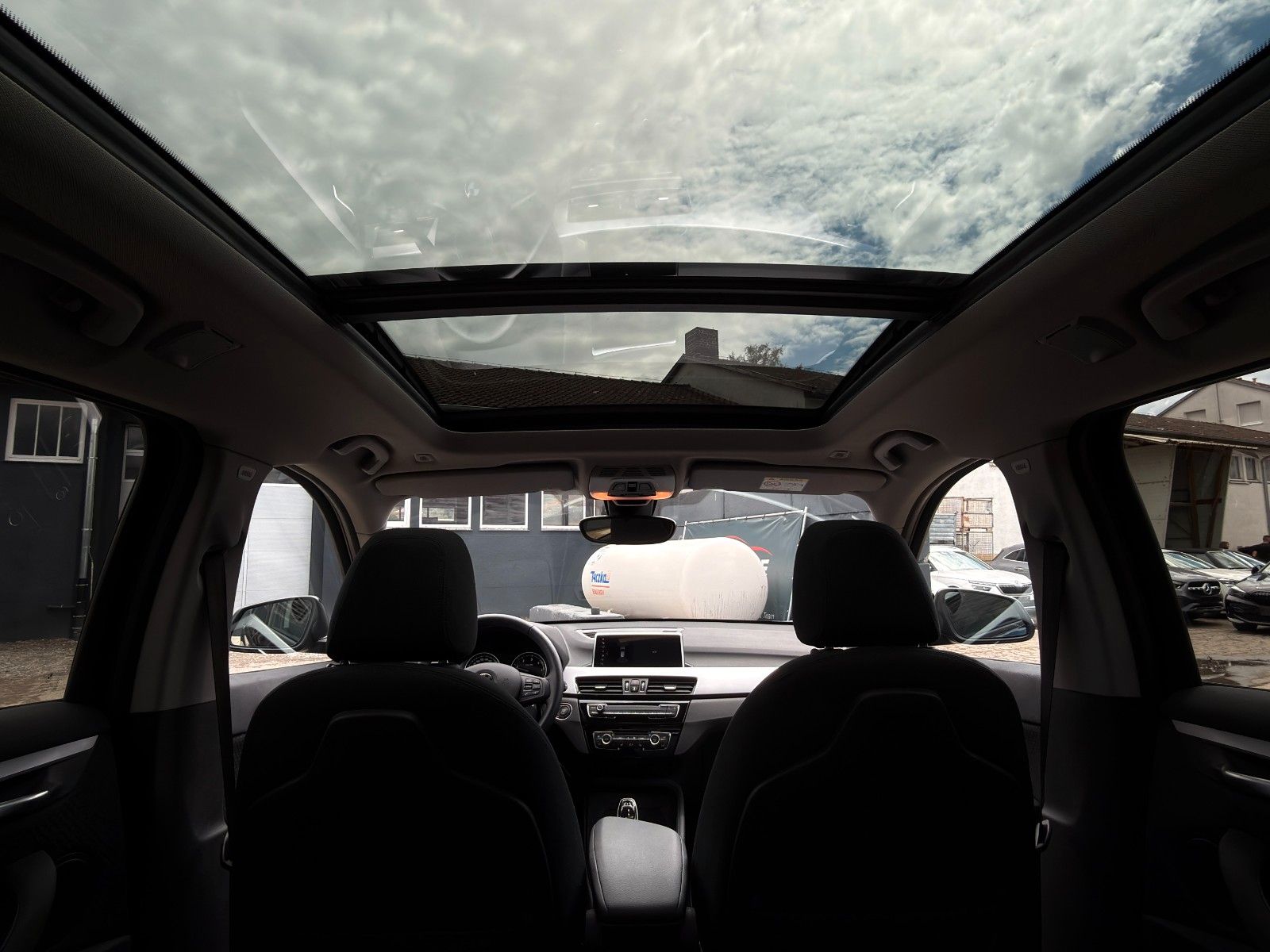 Fahrzeugabbildung BMW X1 sDrive 20d Temp. AHK PANO LED CAM KZG CarPlay