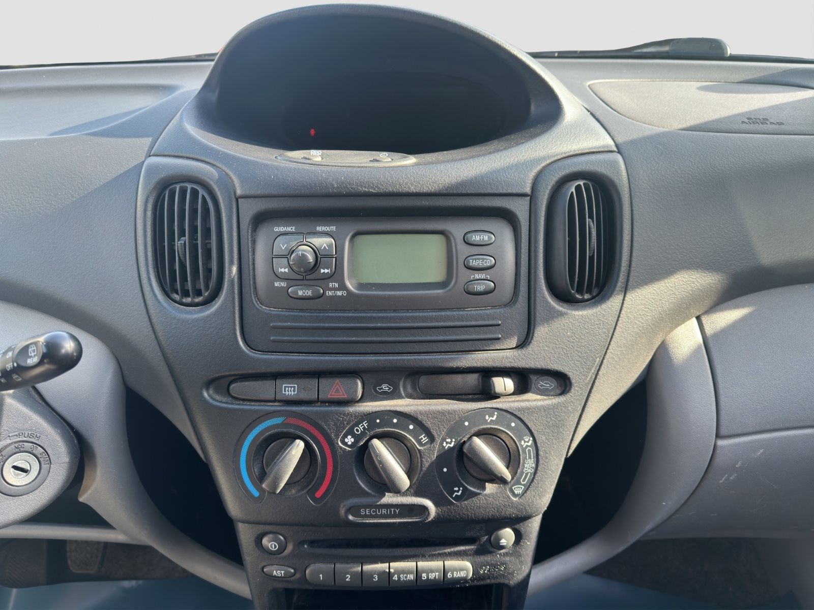 Fahrzeugabbildung Toyota Yaris Verso 1.3 linea Servo/Dachreling/TÜV NEU