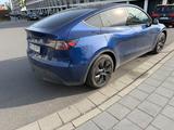 Tesla Model Y Hinterradantrieb - - blaue Tesla Model Y