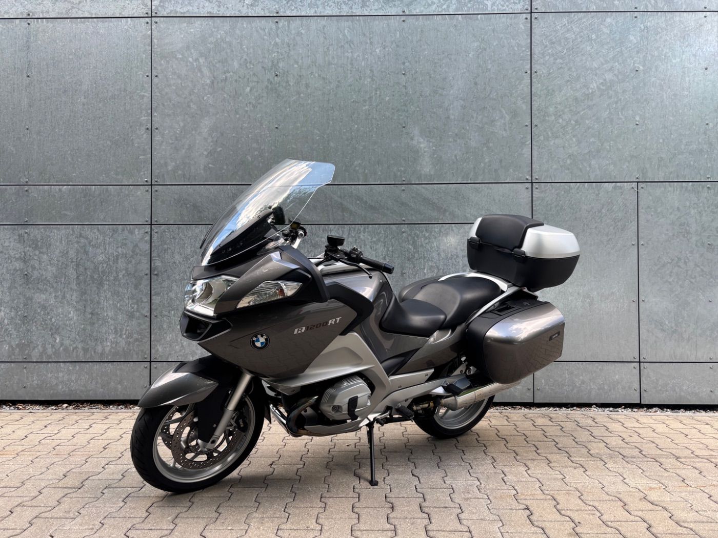 Fahrzeugabbildung BMW R 1200 RT mit Topcase und Navigator aus 1. Hand