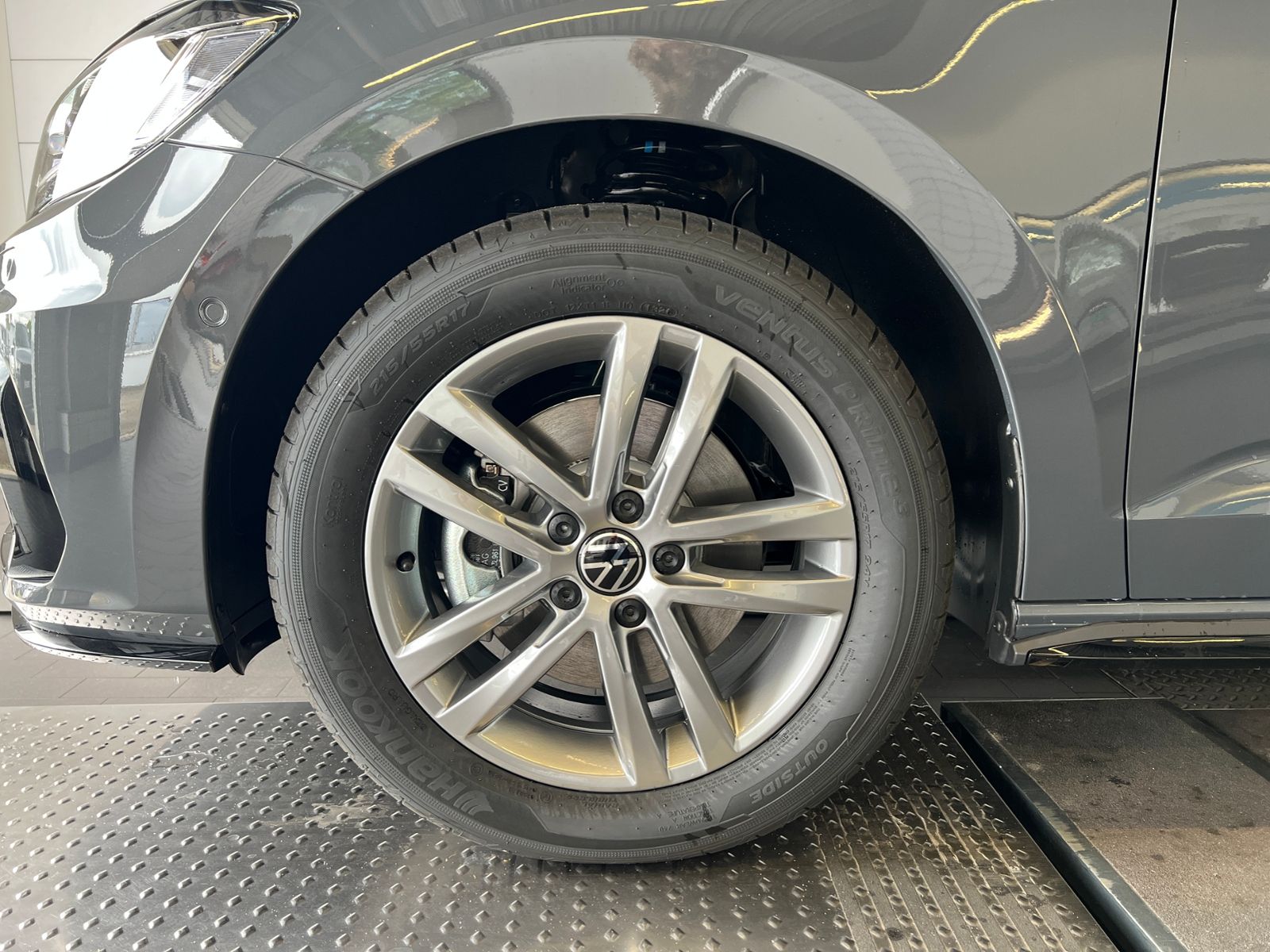 Fahrzeugabbildung Volkswagen Touran Comfortline 1.5 TSI DSG *LED, AHK, 7-Sitz