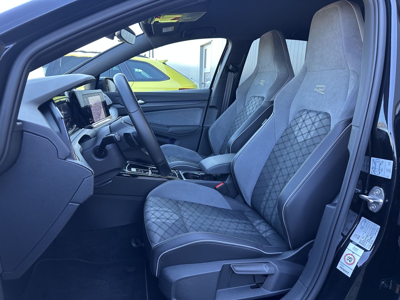 Fahrzeugabbildung Volkswagen Golf VIII 2.0 TSI DSG R-Line NAV+LED+AHK+KAM+ACC