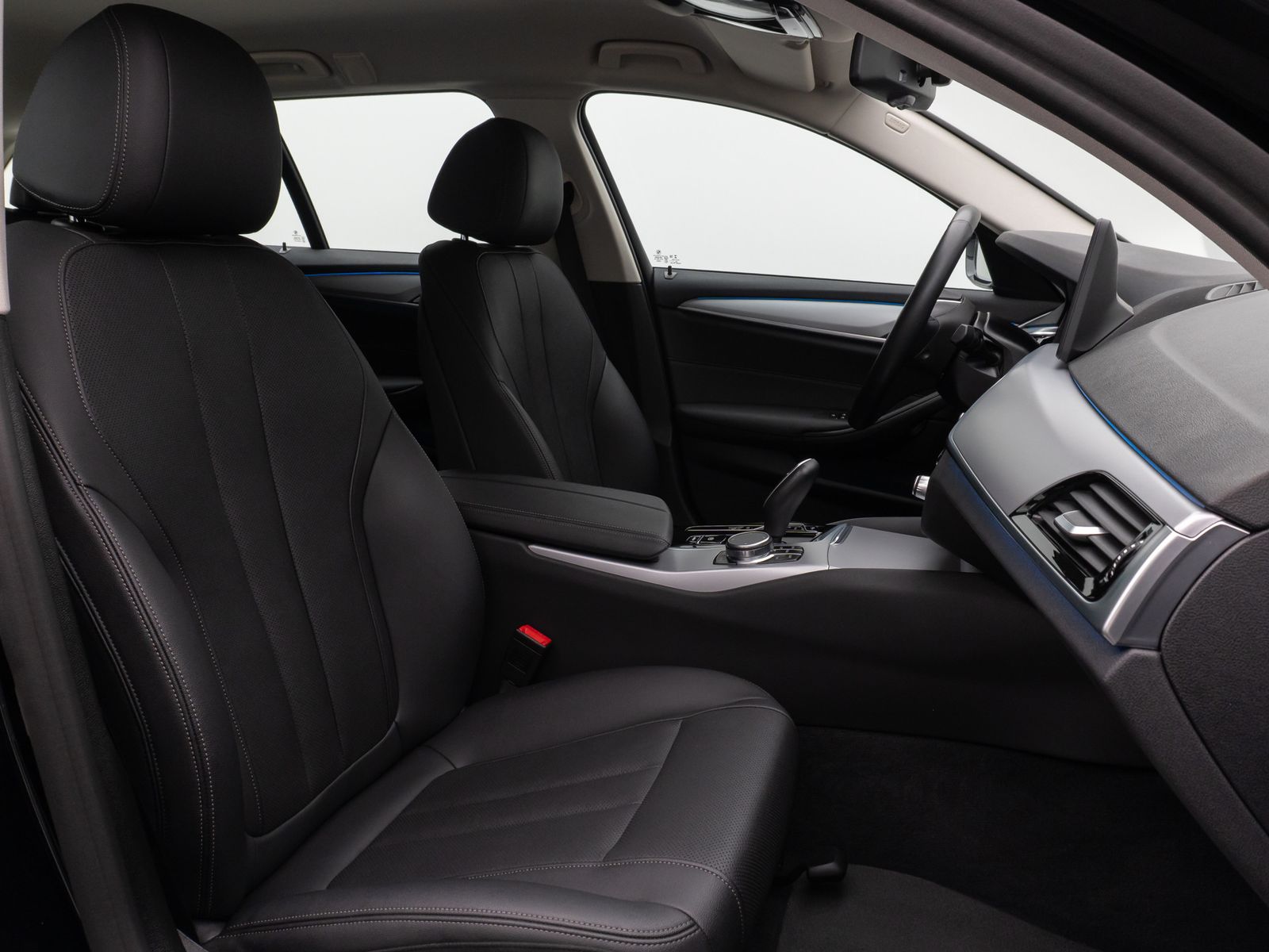 Fahrzeugabbildung BMW 530e Kamera DAB WLAN CockPitPro ACC Alarm LED