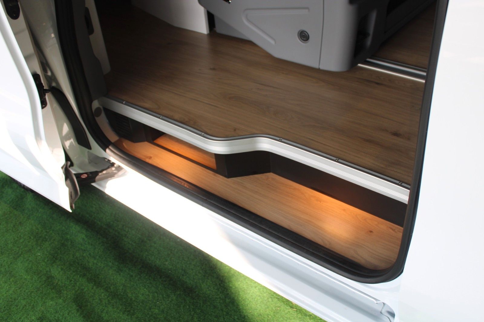 Fahrzeugabbildung Ford NUGGET L1 Titanium MARKISE + Aufstelldach SOFORT