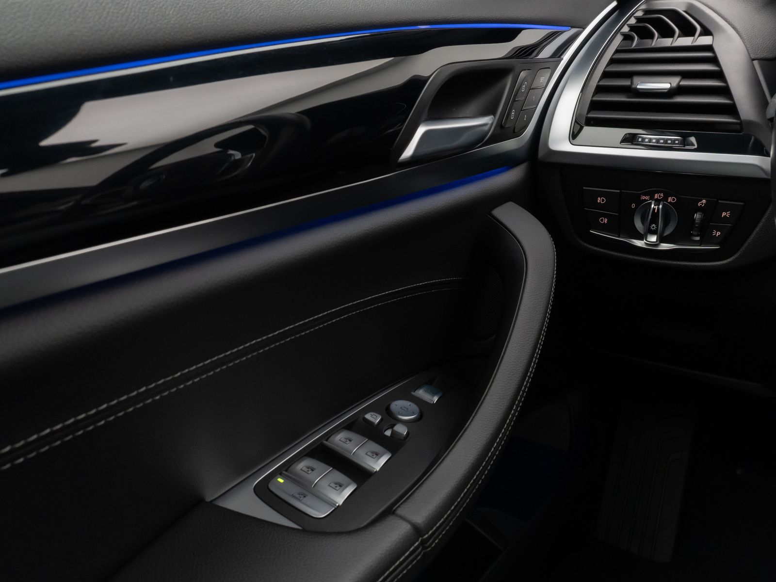 Fahrzeugabbildung BMW X3 xD30i Panorama Kamera DAB HiFi Komfort 20Zoll