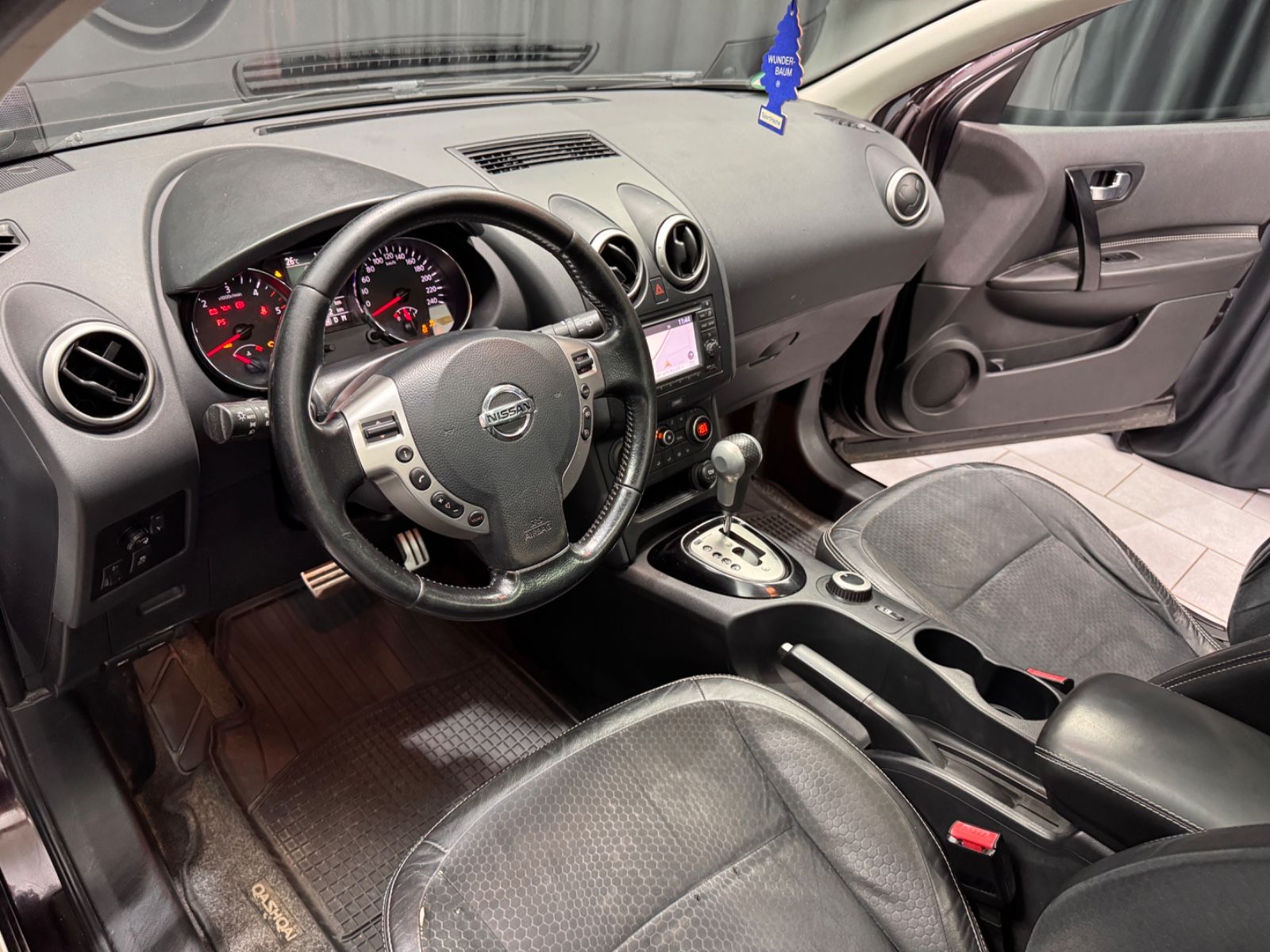 Fahrzeugabbildung Nissan Qashqai 360 4X4|AUTOMATIK|PANO|360KAMERA|NAVI|