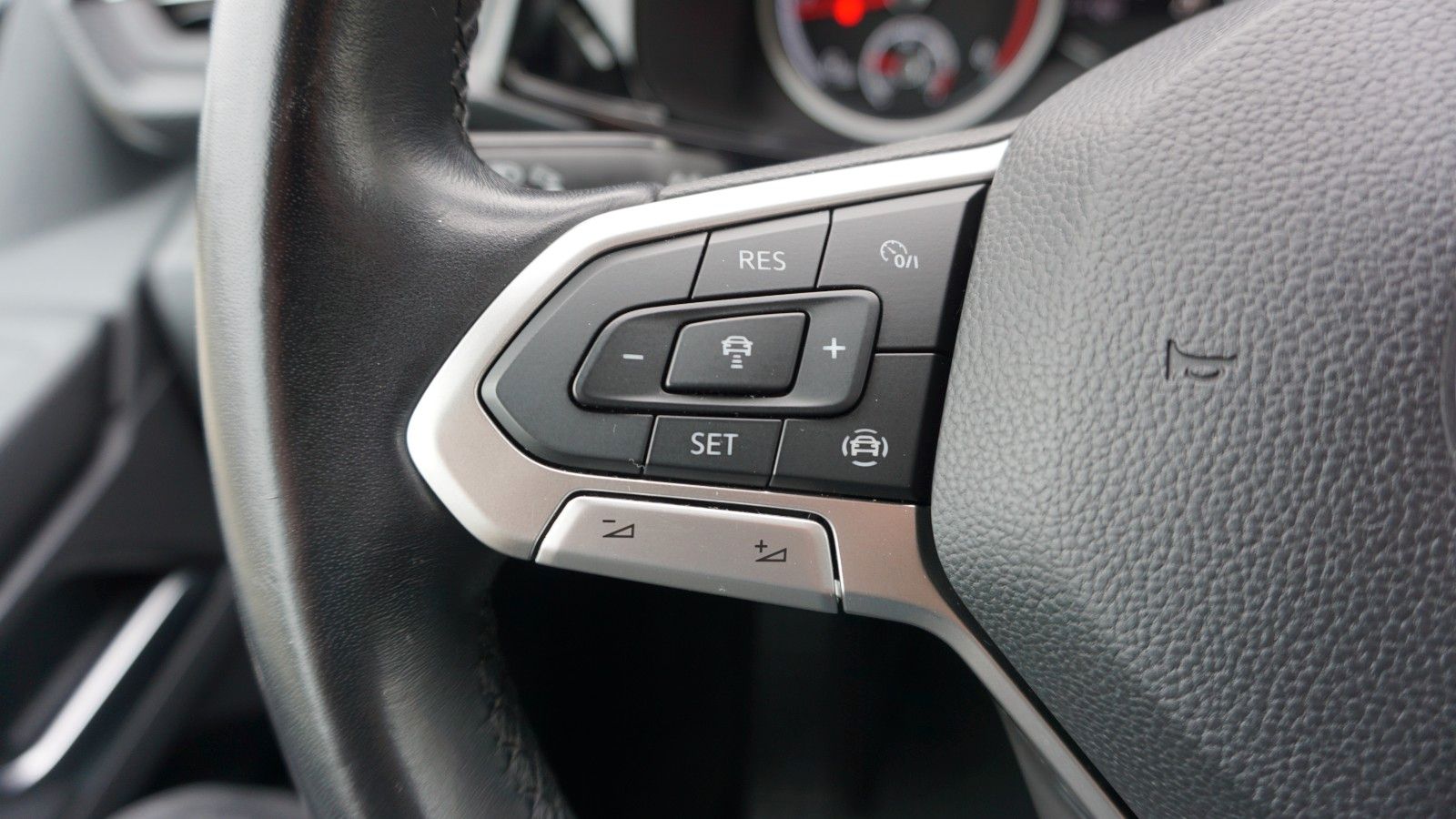 Fahrzeugabbildung Volkswagen T6 Multivan 2.0L TDI DSG Kamera Navi AHK 7 Sitze